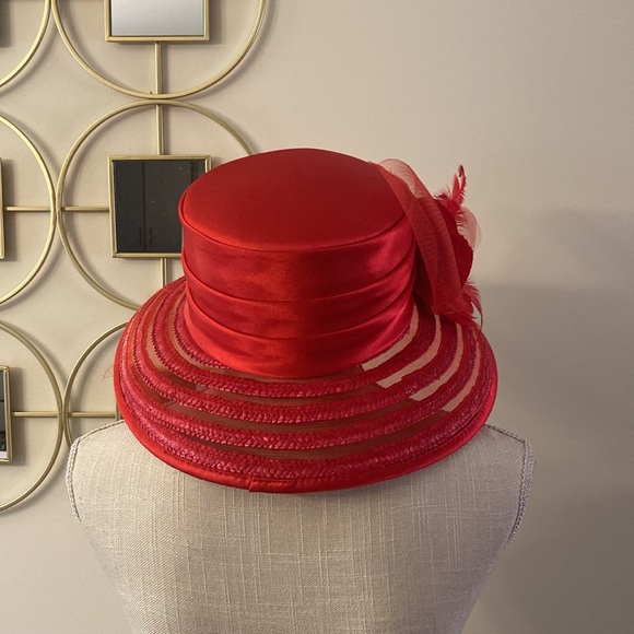 🌹Red Vintage woman’s 💯 draw dress hat with feathers and big side Rose 13.5”RND - Picture 4 of 12